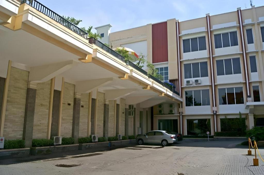 Karlita Hotel Tegal Exterior photo