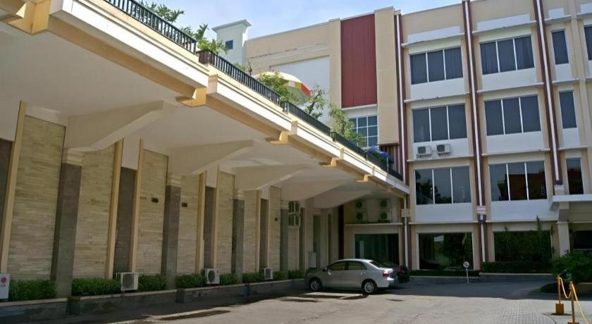 Karlita Hotel Tegal Exterior photo