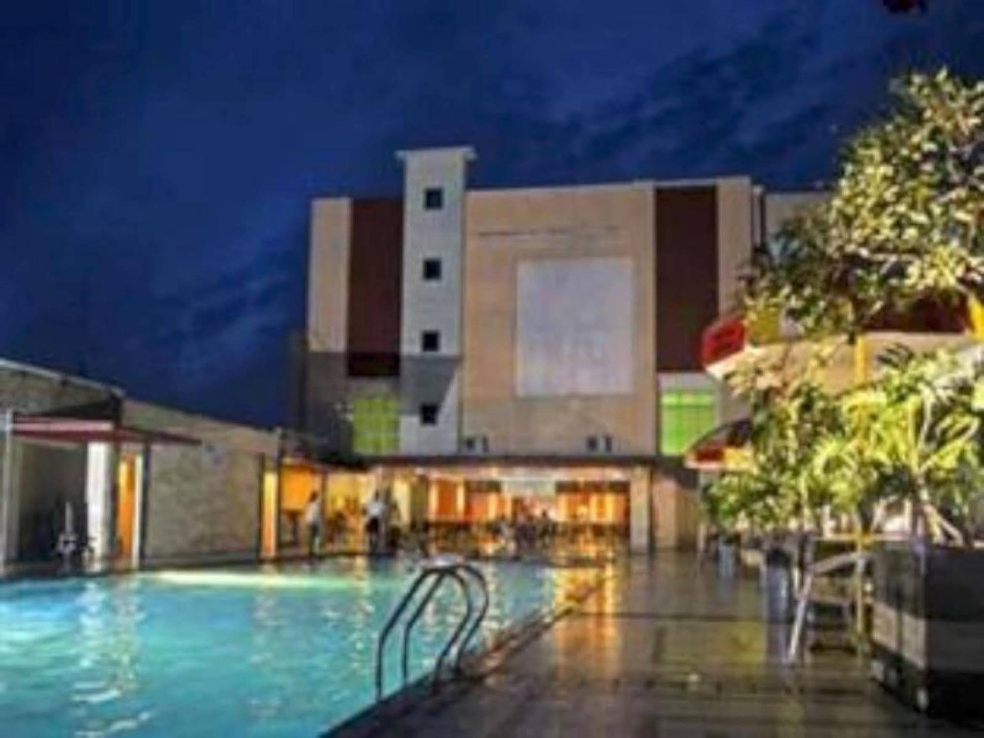 Karlita Hotel Tegal Exterior photo
